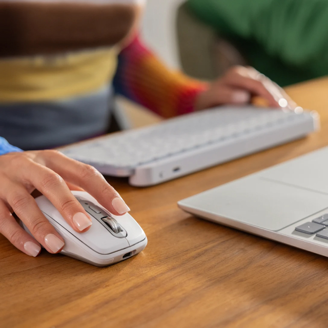 Mouse Inalámbrico Logitech MX Anywhere 3S | Hasta 8000 DPI | Sensor Óptico de Alta Precisión Darkfield | 99 g | 6 Botones | Hasta 70 Días de Batería Recargable | 2.4 GHz / Bluetooth | Trabaja en Cualquier Superficie | Gris | 910-006933