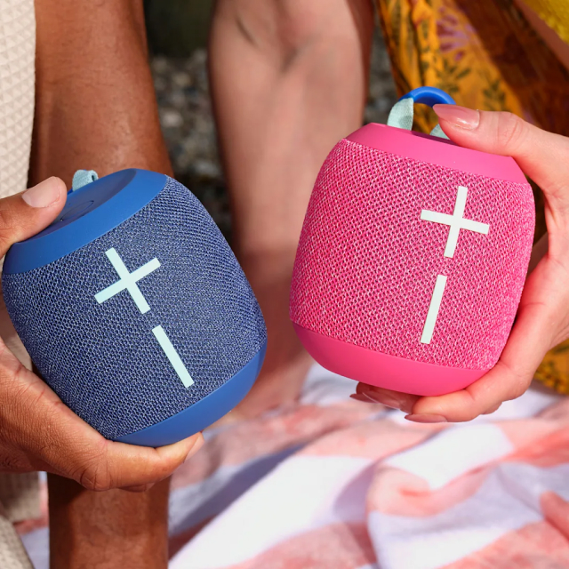 Bocina Portátil Logitech Ultimate Ears Wonderboom 4 | Hasta 14 Horas de Batería | Certificación IP67 / Resistente al Polvo / Agua / Suciedad | Modo Outdoor / Modo Podcast | Flota en el Agua | Rosa (Hyper Pink) | 984-001890