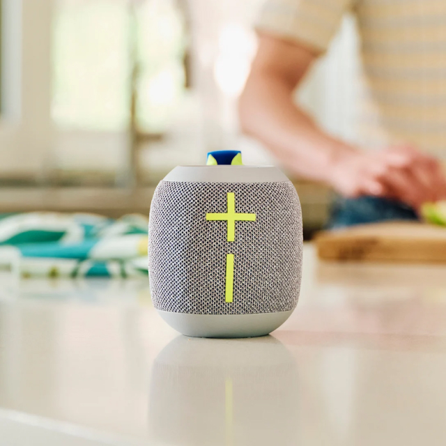 Bocina Portátil Logitech Ultimate Ears Wonderboom 4 | Hasta 14 Horas de Batería | Certificación IP67 / Resistente al Polvo / Agua / Suciedad | Modo Outdoor / Modo Podcast | Flota en el Agua | Gris (Joyous Bright) | 984-001891