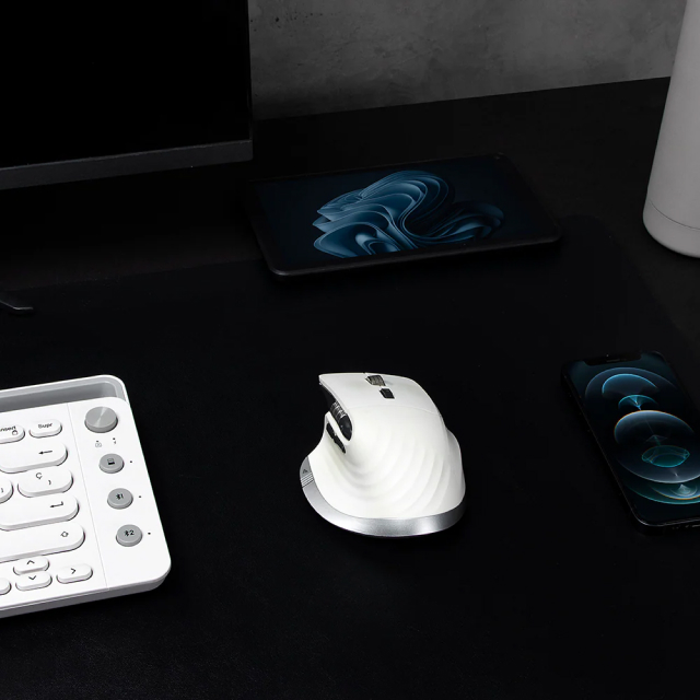 Mouse Ergonómico Inalámbrico Acteck Virtuos Pro MI780 | 1000 a 3200 DPI | Sensor Óptico PixArt PAW3805 | 122 g | 8 Botones | Batería Recargable | Bluetooth / Receptor USB | Windows / MacOS / iOS / Android | Blanco | AC-936194