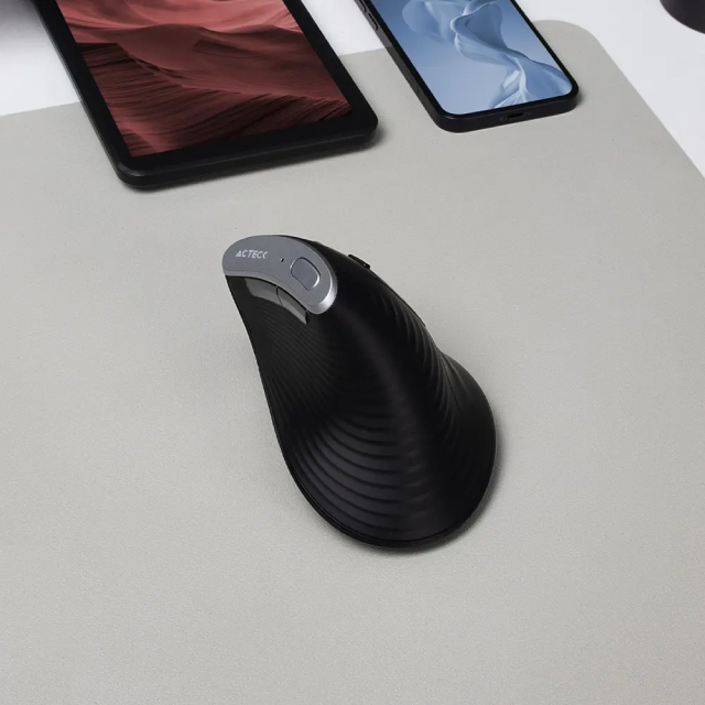 Mouse Ergonómico Vertical Inalámbrico Acteck Virtuos Fitt Pro MI770 | Hasta 2400 DPI | Sensor Óptico Sigma MX8650 | 118 g | 8 Botones | Hasta 50 Hrs de Batería Recargable | Bluetooth / Dongle 2.4 Ghz | Windows / MacOS / iOS / Android | Negro | AC-936200
