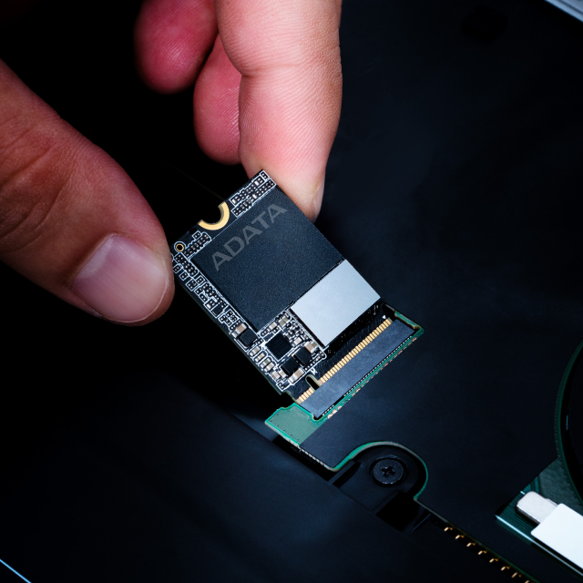 Unidad SSD ADATA Legend 820 | 2 TB | M.2 2230 | NVMe | 4,500 MB/s Escritura | 5,000 MB/s Lectura | PCI Express 4.0 | Compatible con Steam Deck y ROG Ally | SLEG-820-2T-CB
