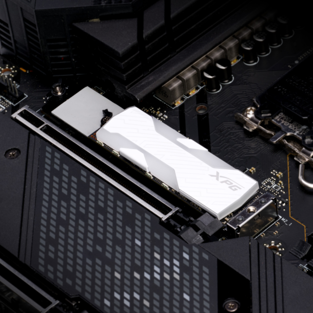 Unidad SSD ADATA XPG SPECTRIX S65G | 500GB | M.2 2280 | NVMe 1.4 | 4 x PCIe 4.0 | 5000MB/s Lectura | 2700MB/s Escritura | Compatible con PS5 | ARGB | Blanco | SSPECTRIXS65G-500G-CI